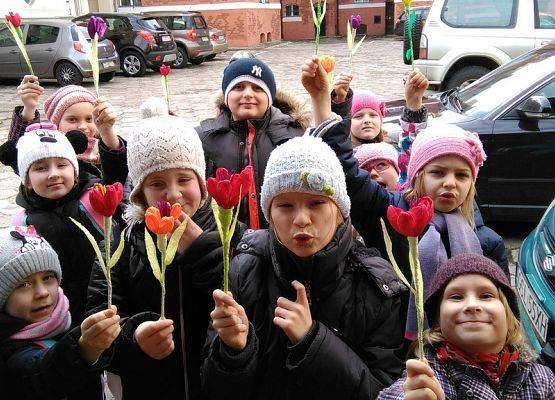 .pierwsze wiosenne kwiaty, krokusy,  wykonane przez dzieci ze SP nr 2 w Słupsku