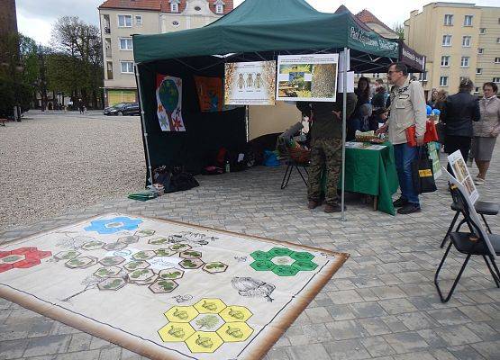 Grafika 1: „Chrońmy ziemię”  to jedno z haseł happeningu ekologicznego w Słupsku