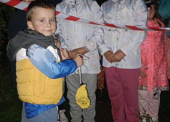 Zainteresowany chłopiec trzymający woreczek do ważenia nietoperzy fot. E. Ahmad