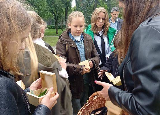 Uczestnicy wykonują swoją kompozycję z roślin zebranych w terenie fot.A. Kasprzak