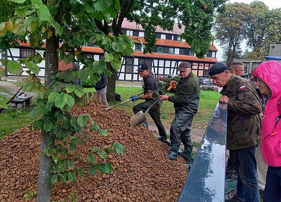 Trudne warunki techniczne nie pozwalają na użycie koparki, dlatego w Kanale Młyńskim żwir wysypywany jest ręcznie fot. A. Kasprzak