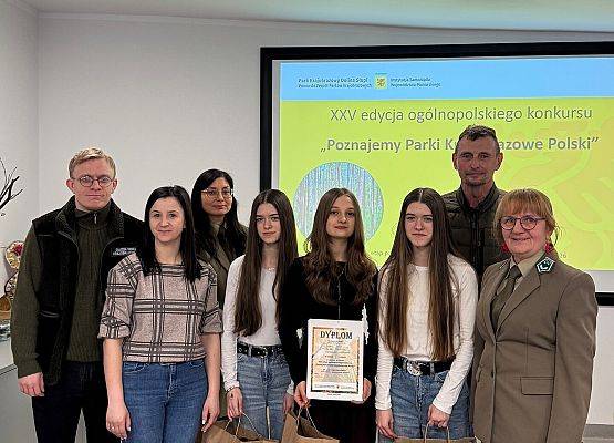Drużyna z Borzytuchomia fot. A.Domachsuk Grafika Młodzież z Zespołu Szkół w Motarzynie będzie reprezentowała PK „Dolina Słupi” na etapie wojewódzkim, ogólnopolskiego konkursu „Poznajemy Parki Krajobrazowe Polski"