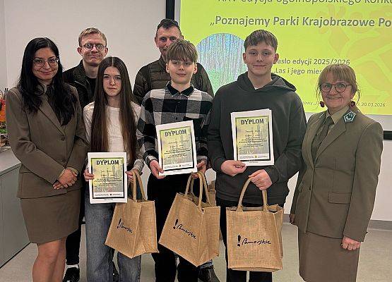 Najlepsze wyniki indywidualnie, od prawej Tomasz Huk, Aleksander Witkowski i Julia Sroka fot. A.Domachsuk Grafika Młodzież z Zespołu Szkół w Motarzynie będzie reprezentowała PK „Dolina Słupi” na etapie wojewódzkim, ogólnopolskiego konkursu „Poznajemy Parki Krajobrazowe Polski"
