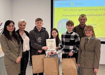 Zwycięska drużyna z Zespołu Szkół w Motarzynie fot. A. Domachsuk Grafika Młodzież z Zespołu Szkół w Motarzynie będzie reprezentowała PK „Dolina Słupi” na etapie wojewódzkim, ogólnopolskiego konkursu „Poznajemy Parki Krajobrazowe Polski"