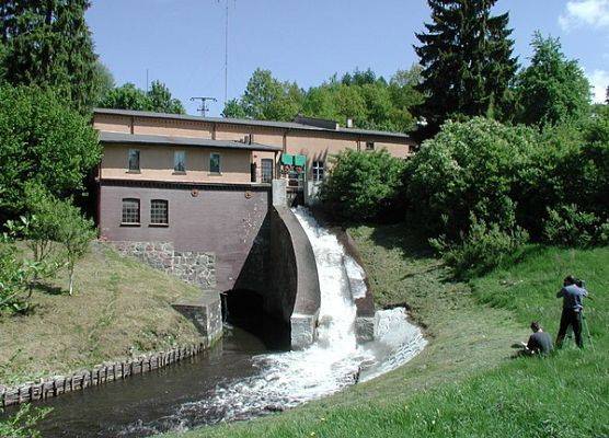 elektrownia wodna w Skarszewie Dolnym przy granicy Parku   fot. L. Duchnowicz