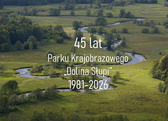 Słupia z lotu ptaka fot.L.Duchnowicz Na tle rzeki płynącej po zadrzewionym terenie napis 45 lat PK "Dolina Słupi" 1981-2026