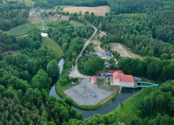 Elektrownia Gąskowo z lotu ptaka fot.L.Duchnowicz Widok z góry na elektrownię, widać zielone rury doprowadzające wodę i okoliczne drogi