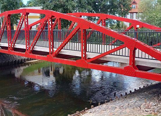 Most Łabedzi na Słupi w Słupsku fot. A. Kasprzak Metalowy czerwony most na rzece